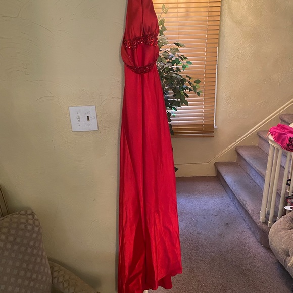 A beautiful red long dress for a nice day out. - Picture 3 of 3